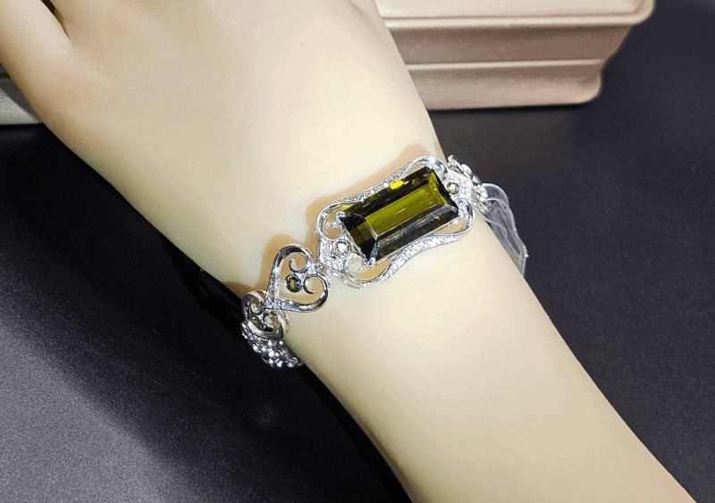 Da Tourmaline co the lam sach khi truong xung quanh nguoi deo va bao ve khoi nang luong xau rat hieu qua