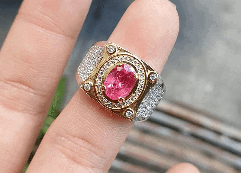 Da Tourmaline duoc ket hop voi vang se tao nen mot mau nhan tuyet pham giup moi nguoi toa sang hon