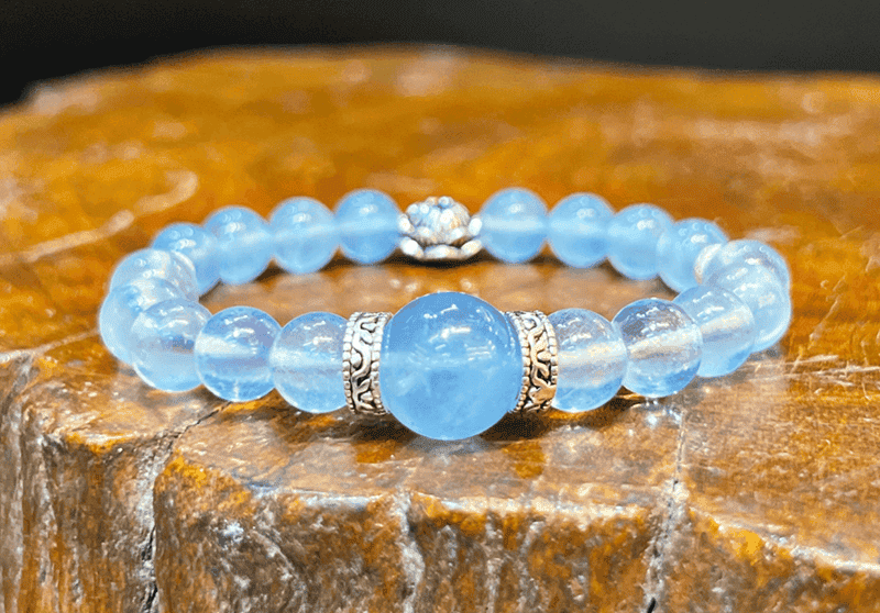 Mau vong tay Aquamarine charm bac co hieu qua ve mat phong thuy, vi nang luong Kim cua bac tuong sinh voi da