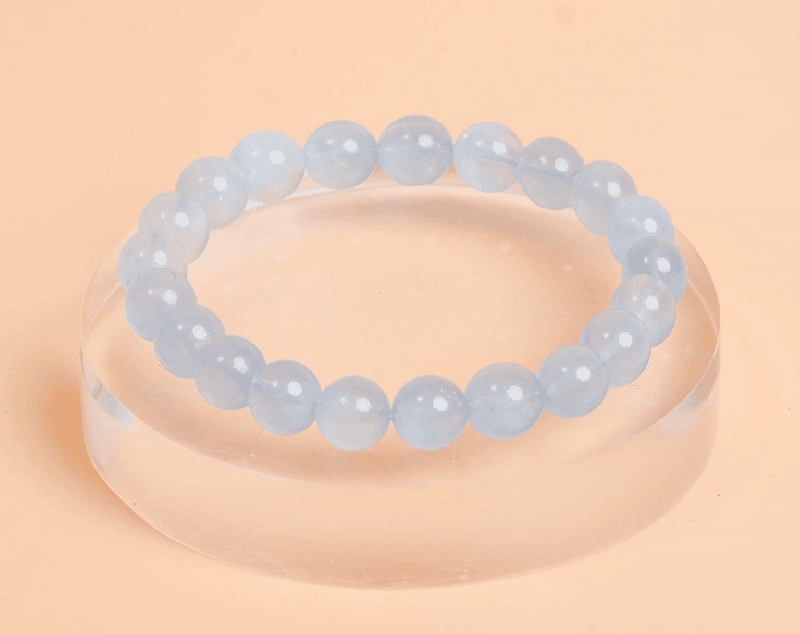 Mau vong tay da Aquamarine hat tron co ban la lua chon pho bien nhat hien nay