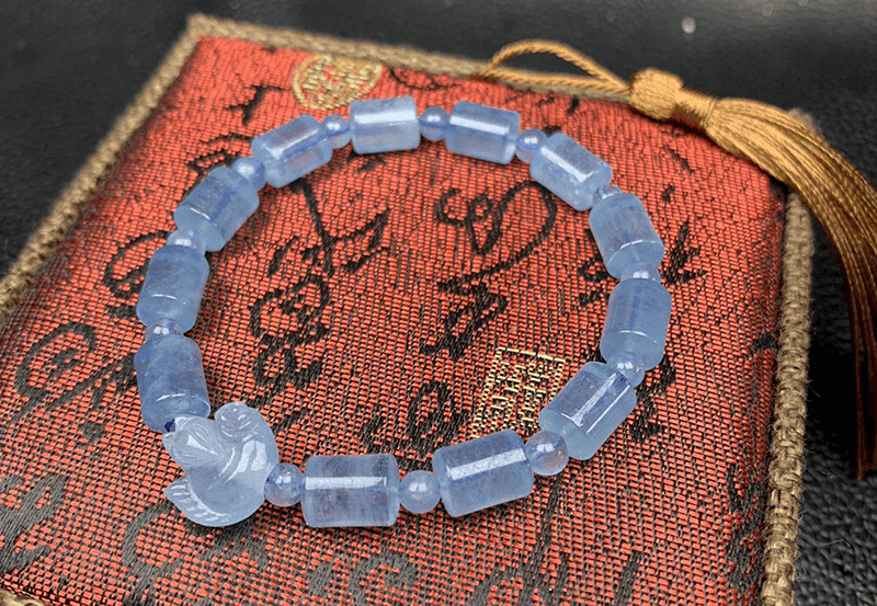Moi nguoi nen bao quan vong tay trong hop rieng biet de tranh bi tray xuoc khi tiep xuc voi trang suc khac