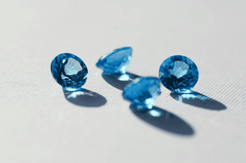 Sapphire xanh la da quy co nang luong tuong dong voi tuoi Nham Tuat, khi su dung se giup hoa giai phan nao kho khan