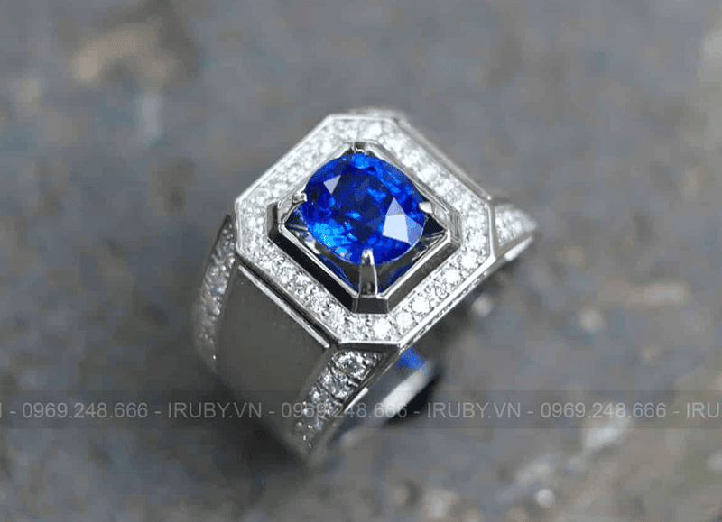 Sapphire xanh lam la loai da quy hop voi menh Thuy cua tuoi At Dau, khi su dung se ho tro kich hoat tai loc