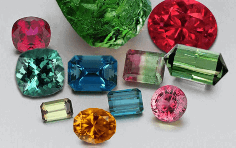 Tourmaline la dong da co da dang mau sac, khi su dung se tao ra nang luong bao ve trong phong thuy va tu vi