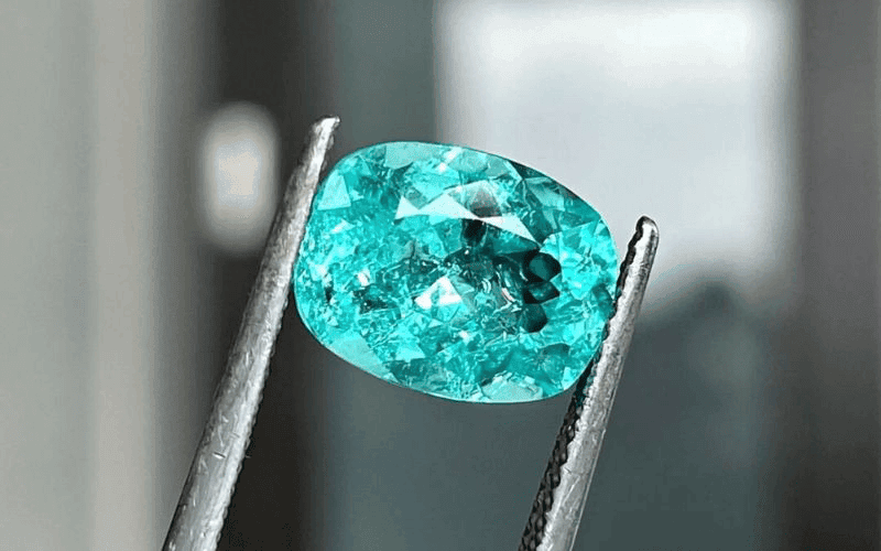 Tourmaline la loai da phong thuy duoc ua chuong hien nay, co the giup can bang dien tu xung quanh co the nguoi