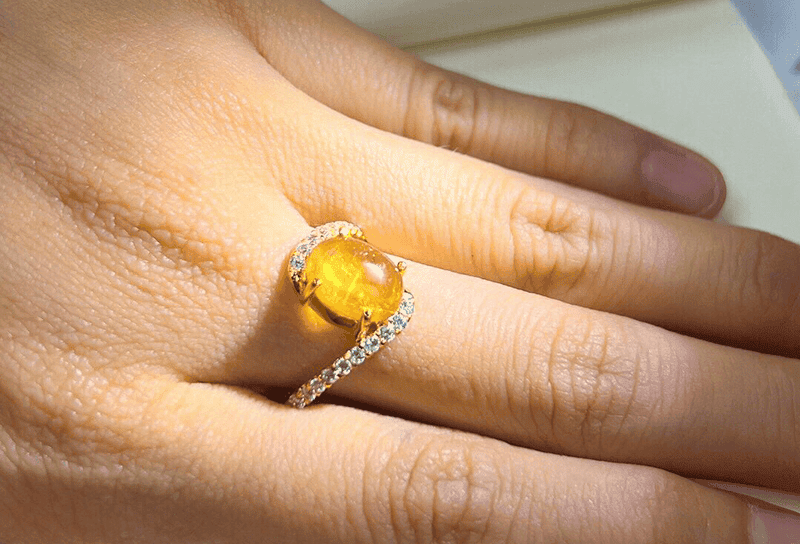 Tourmaline vang la loai da phong thuy rat hop voi tuoi Canh Thin, neu su dung se ho tro van trinh tot hon
