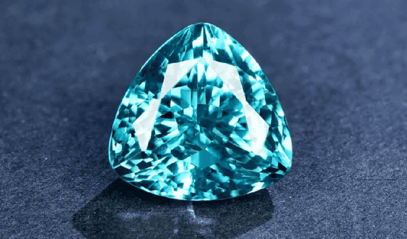 Tourmaline xanh duong co mau neon la loai hiem nhat, vien da nay so huu mau sac bat mat va gia tri rat cao