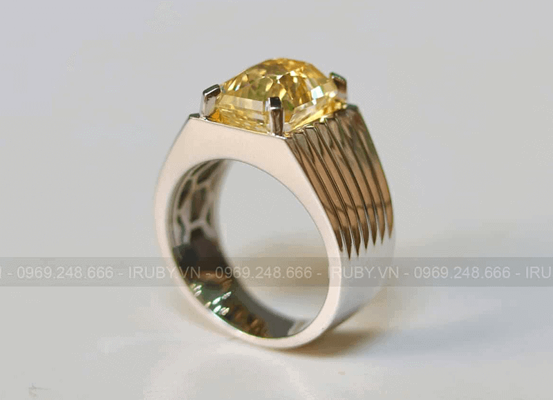 Trang suc tu da Sapphire vang co the ho tro menh Kim cua tuoi Quy Dau, giup tang cuong tai loc khi su dung