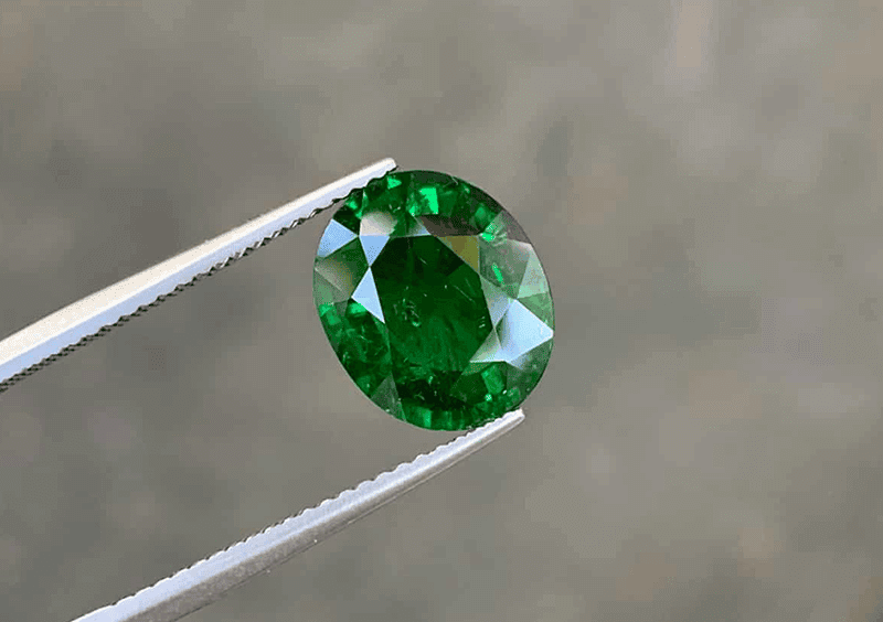 Voi da Tourmaline, moi nguoi nen nhan biet that ky de tranh mua phai mau nhan tu da nhan tao hoac qua xu ly