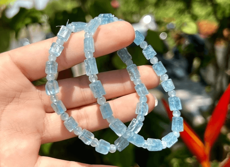 Vong tay Aquamarine dang tru tao cam giac hien dai va doc dao, phu hop voi nhung nguoi co ca tinh manh me