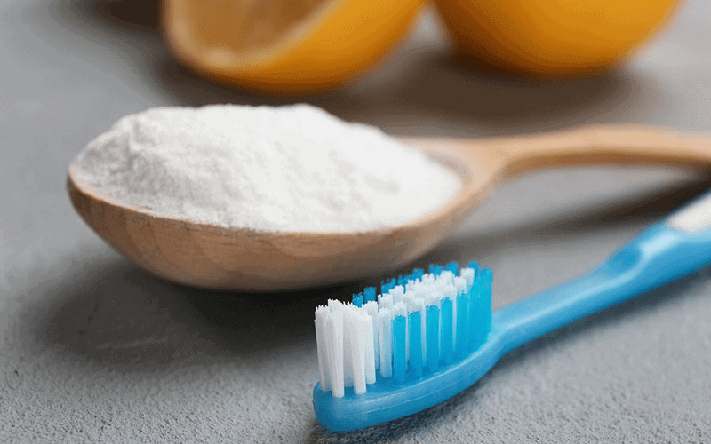 Co nhieu cach de lam sang bac don gian nhu su dung kem danh rang hoac baking soda tai nha