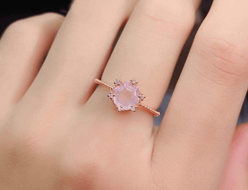 Cong dung cua da Thach Anh hong la can bang nang luong ca nhan, giup hai hoa cam xuc va cai thien moi quan he