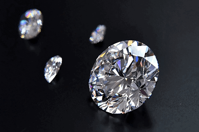 CZ va Moissanite la hai loai da khac nhau, tuy nhien ve ban chat thi day deu la da quy nhan tao