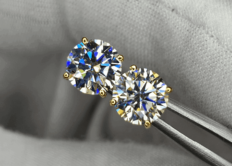 Da Moissanite nhin be ngoai rat giong kim cuong, tuy nhien loai da nay lai co cau truc khac biet