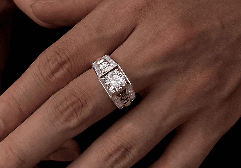 Da Moissanite so huu kha nang tan sac anh sang vuot troi nen rat phu hop de che tac nhan nam