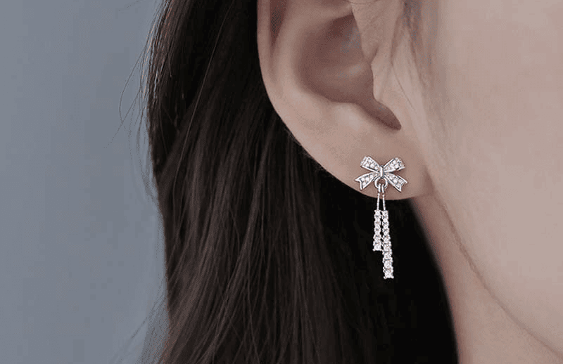 Khi chon bong tai Moissanite, chi em can chu y chon nhung mau phu hop voi khuon mat va phong cach