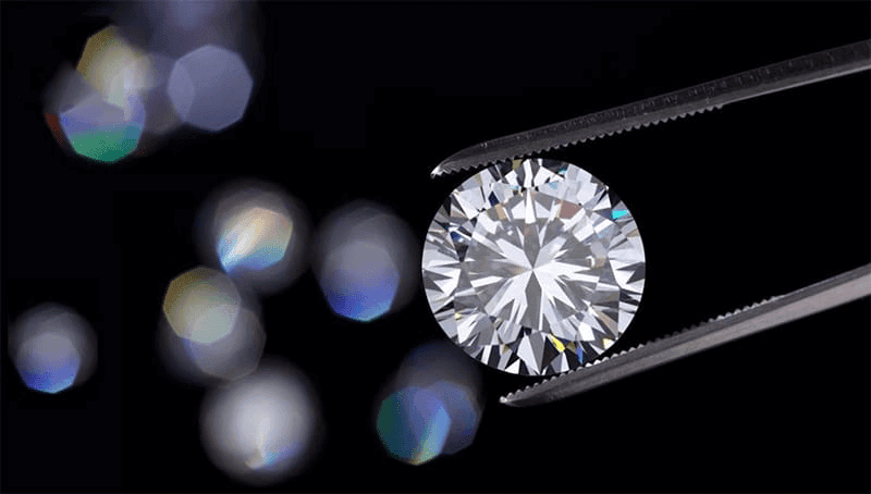 Kim cuong Moissanite nuoc D co do quang hoc vuot troi, tuy nhien do ben cua lai da nay cung rat cao