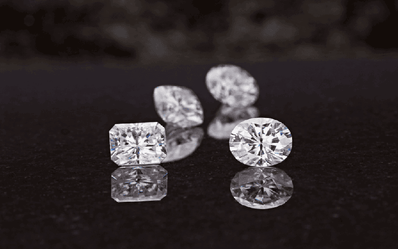 Kim cuong va Moissanite la hai loai da khac hoan toan nhau, nen khi mua moi nguoi can tim hieu ky luong