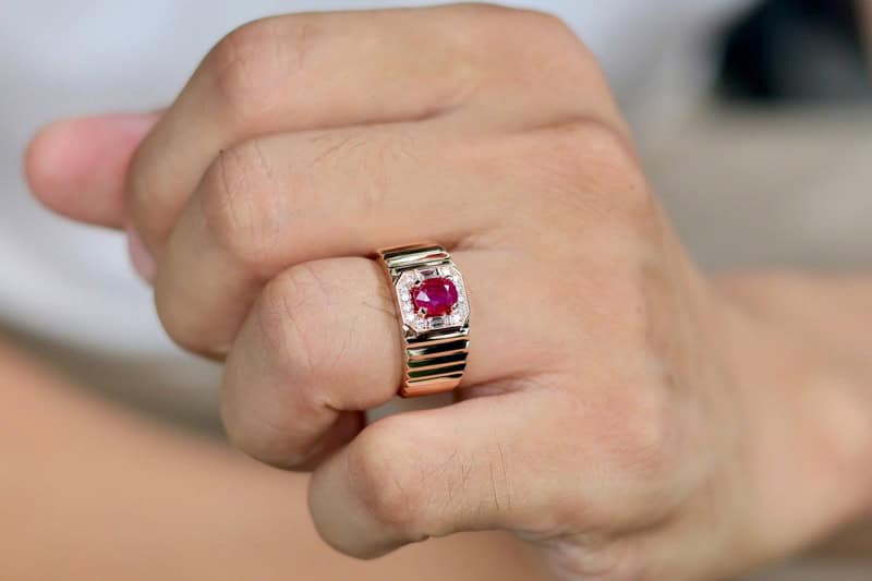 Mẫu nhẫn chủ đạo với màu vàng hồng