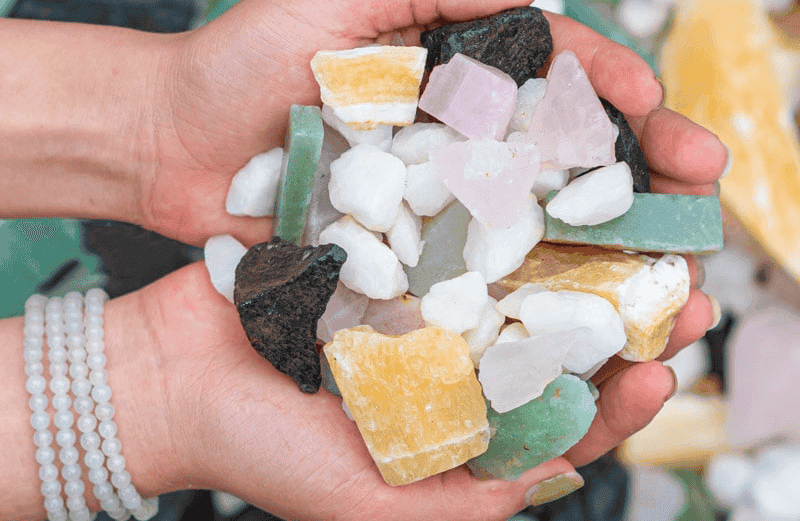 Moi nguoi can chon mau da Thach Anh vun hop menh de tang cuong nang luong tuong sinh tot voi ban than