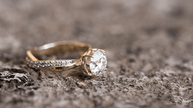 Moi nguoi co the su dung da Moissanite de che tao nhieu trang suc nhu nhan cuoi, nhan nam hoac vong tay