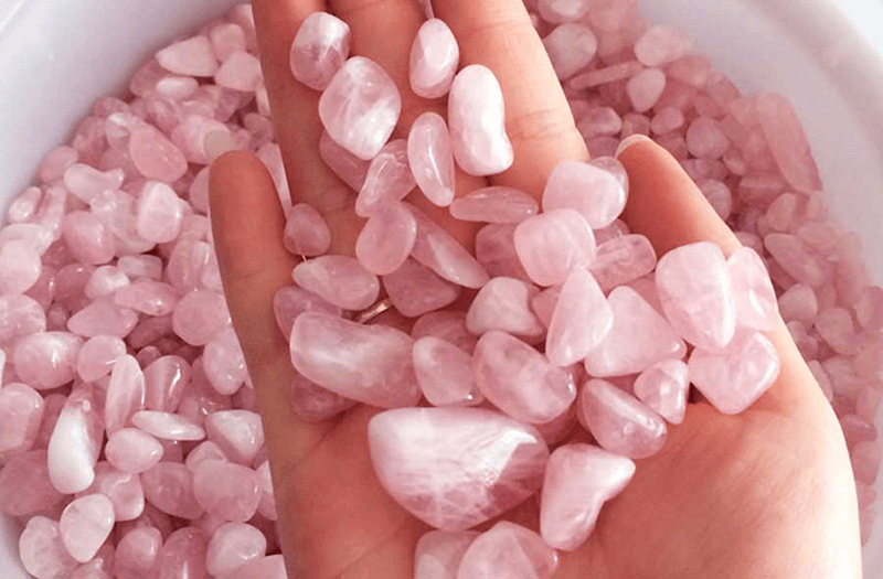 Moi nguoi nen su dung da Thach Anh hong tu nhien vi co nang luong phong thuy tot hon so voi nhan tao