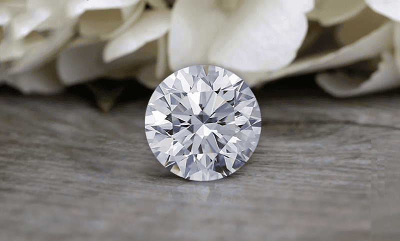 Moissanite la da kim cuong nhan tao nhung lai so huu ve dep duoc danh gia cao hon so voi kim cuong tu nhien