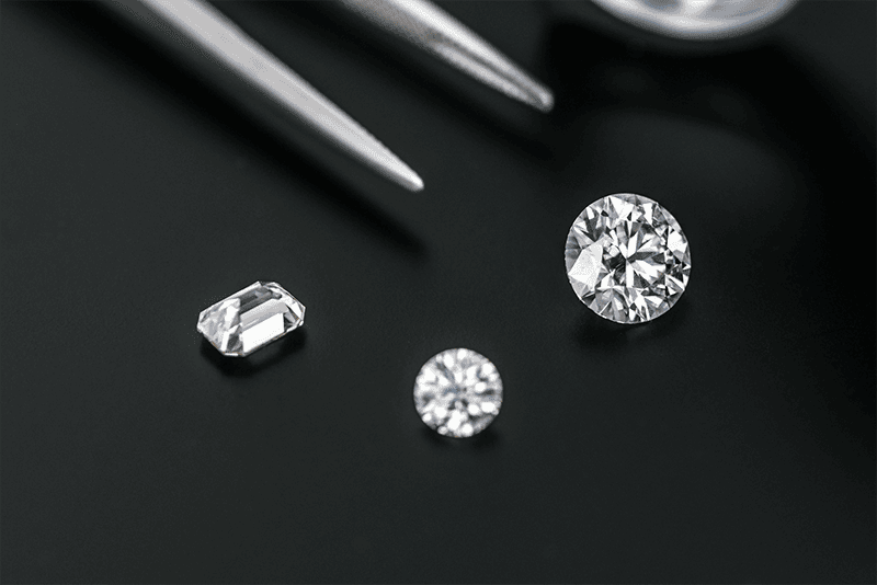 Moissanite la da quy cung hon CZ, neu so sanh ve do ben thi Moissanite chiu tac dong va co tuoi tho tot hon