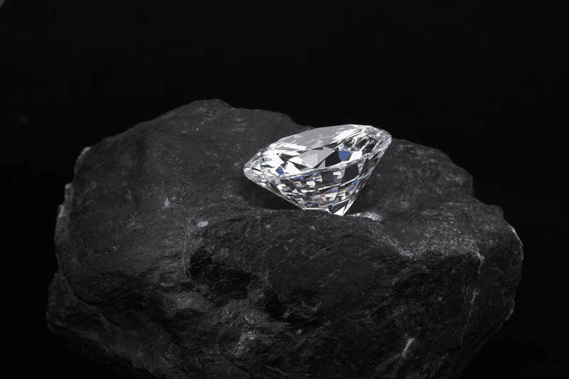 Moissanite la da quy doc lap, khong phai kim cuong nhan tao do khac biet hoan toan ve thanh phan