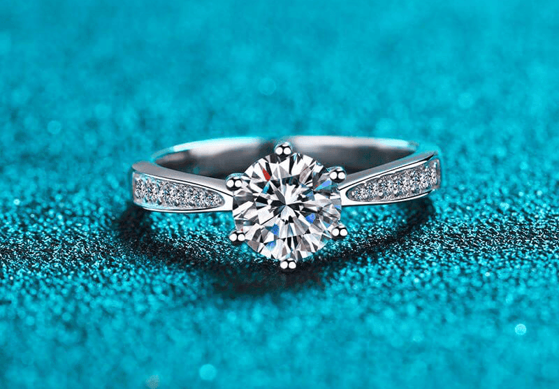 Moissanite la loai da quy cung co gia tri ve mat phong thuy va rat hop voi nguoi menh Kim, Thuy, Tho