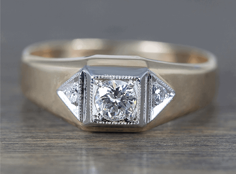 Nhan Moissanite nam kieu Vintage mang ve dep co dien hop voi quy ong trung tuoi va co gu tham my doc dao
