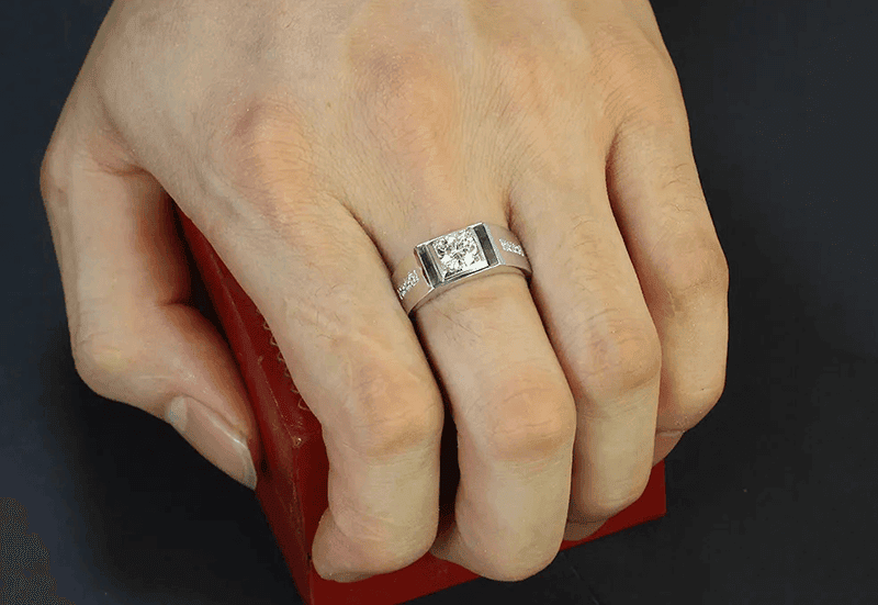 Nhan nam Moissanite phong cach toi gian se mang lai cam giac nhe nhang, thanh lich cho anh em khi deo