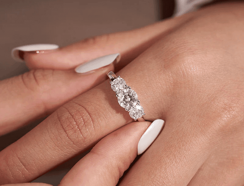 Nhan nu Moissanite o 3 vien la mot lua chon pho bien mang ve dep hien dai duoc chi em chon rat nhieu