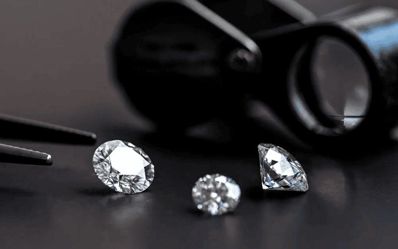 Nhieu nguoi nham tuong giua Moissanite va kim cuong nhan tao vi do lap lanh kha giong nhau