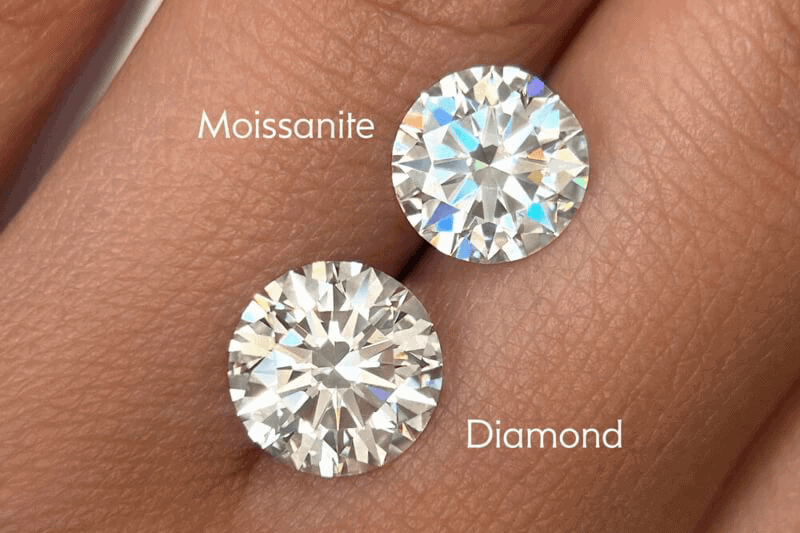 So voi kim cuong thien nhien va nhan tao thi da Moissanite co do cung thap hon nhung lai vuot troi ve do phan quang
