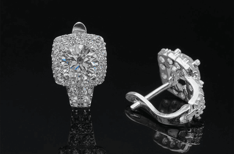 Trong qua trinh su dung, chi em can ve sinh bong tai Moissanite dinh ky de giu ve dep lau dai
