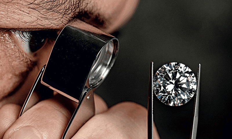Ve gia tri, Moissanite se co gia cao hon CZ va giu gia tot hon sau nhieu nam su dung