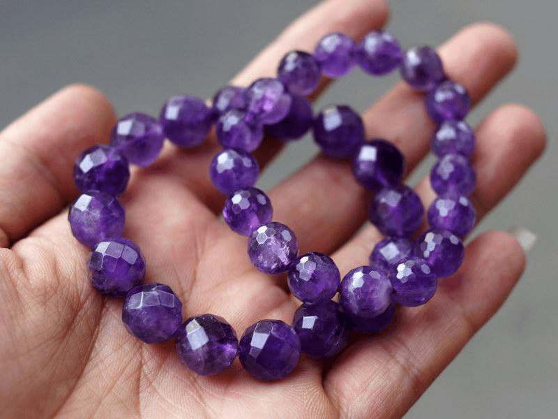 Vong da Thach Anh tim la trang suc kha pho bien, mau tim bat mat se ton len ve dep canh tay cua moi nguoi