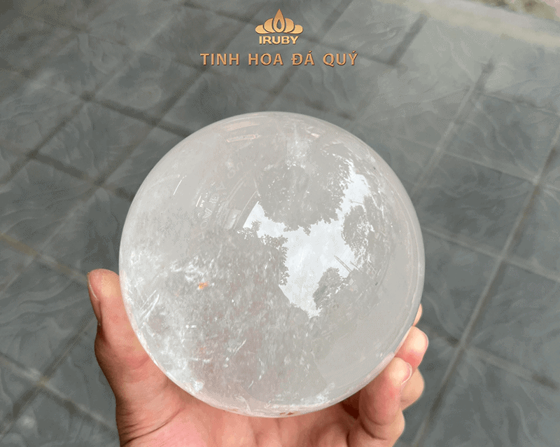 Cau thach anh trong suot la mot trong nhung vat pham phong thuy phu hop voi van phong lam viec