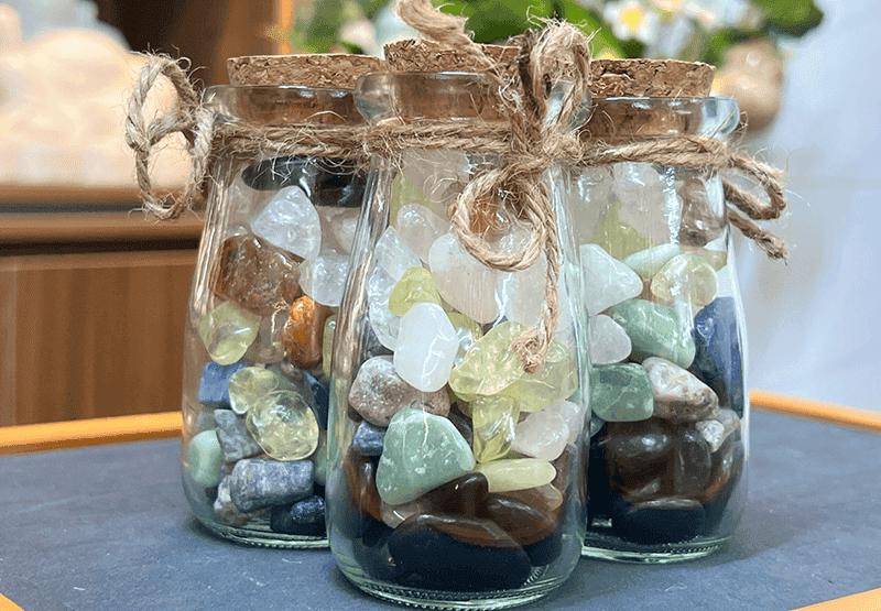 De ho tro tai loc, moi nguoi co the dat da thach anh ngu sac tren ban lam viec giup hut co hoi kinh doanh