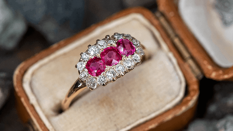 Doi voi trang suc da quy thi nguoi gia lan nguoi tre deu co the su dung va khong gay hai khi deo dung loai