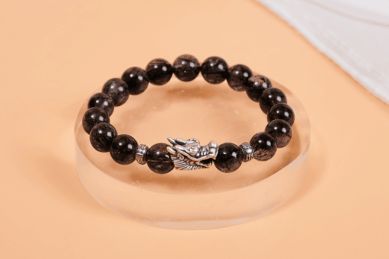 Doi voi vong tay thach anh den thi nguoi menh Thuy va Moc deo se hop nhat vi tuong sinh truc tiep