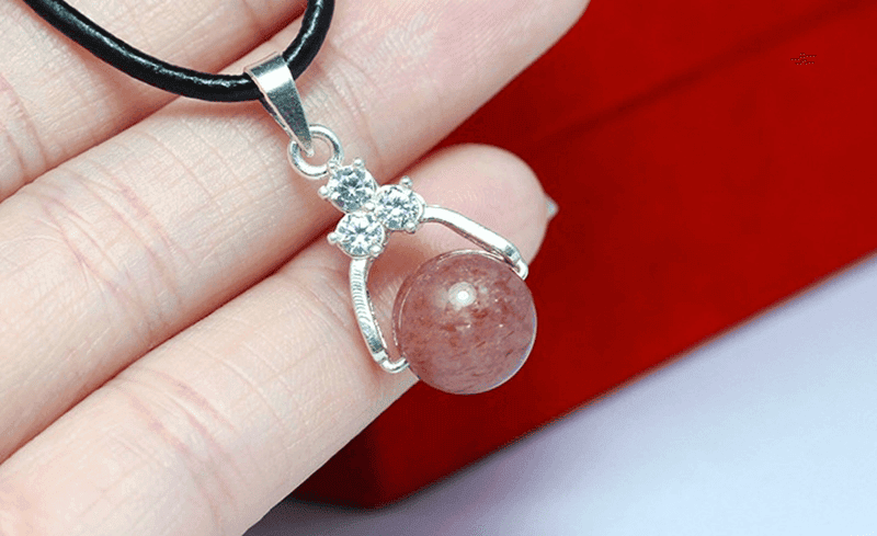 Khi chon trang suc tu da thach anh dau hong, moi nguoi nen chu trong den mau sac va do trong cua da