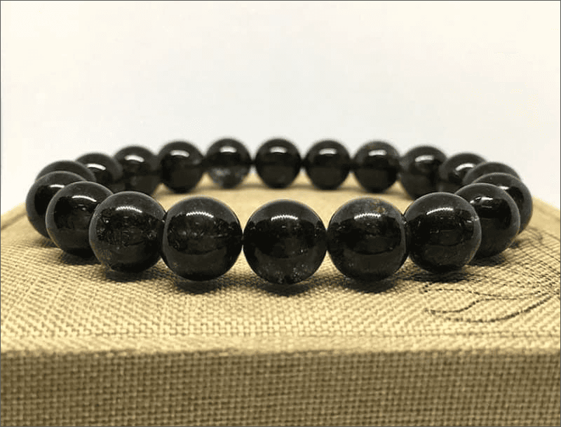 Mau vong tay thach anh den tron truyen thong la loai pho bien va duoc tin dung rat nhieu hien nay