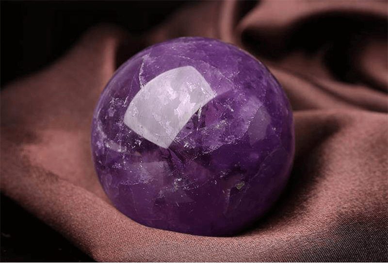 Moi nguoi co the su dung tru Thach Anh hoac qua cau Thach Anh trong phong ngu de cai thien giac ngu