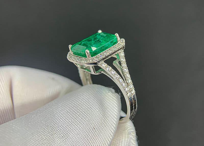 Ngoai cung giai han thi su dung trang suc tu da Ngoc Luc Bao cung ho tro tuoi 2003 hoa giai phan nao tam tai