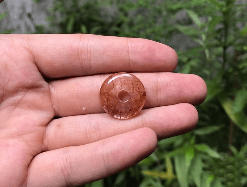 Ngoai vong tay thi moi nguoi co the su dung da Thach Anh toc nau lam nhan hoac mat day deo co