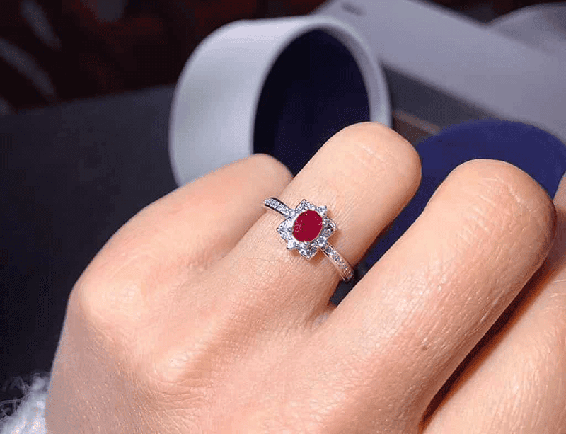 Nhan da va nhan dinh da la hai mau hoan toan khac biet va moi mau deu mang ve dep rieng