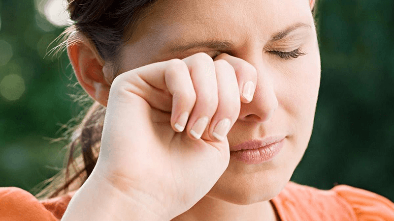 Nhay mat phai la tinh trang kha pho bien va hien tuong nay la co giat tu nhien cua co mi mat ben phai