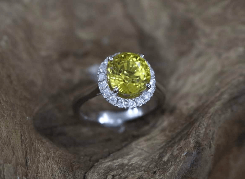 Su dung trang suc tu da Sapphire vang la cach tot nhat se ho tro nam nu tuoi 1985 hoa giai han tam tai